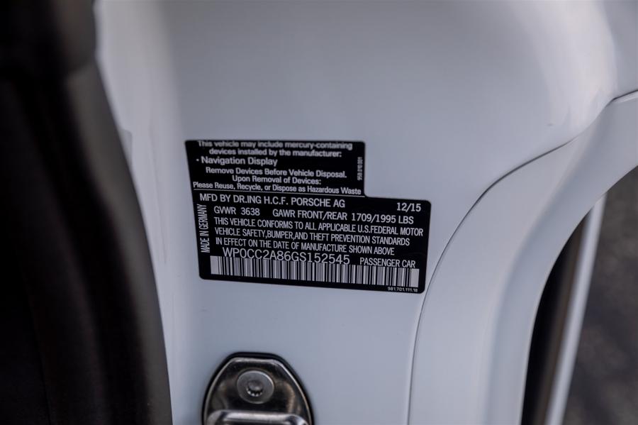 Детали интерьера Porsche Boxster Spyder (981) 2016 года  (фото 31 из 72)